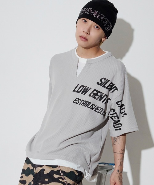 WEGO(ウィゴー)の「WEGO/キーネックフェイクレイヤードグラフィックT(Tシャツ/カットソー・メンズ・グレー/ブラック・MEDIUM/LARGE)」の2枚目の写真