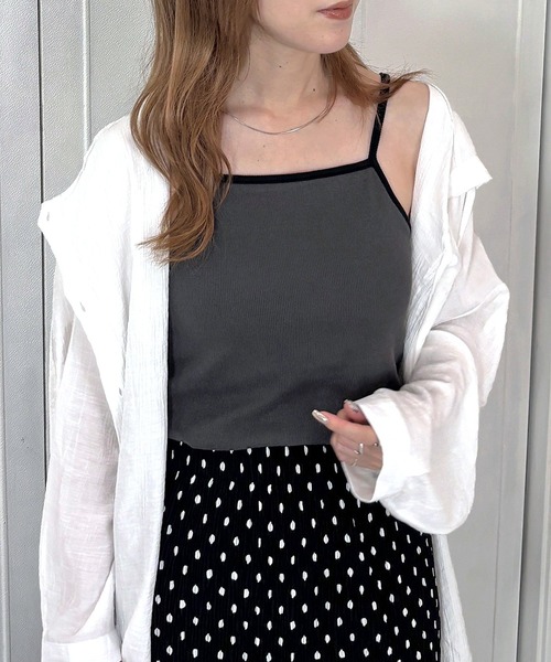 ISOOK（アイスー）の「【ISOOK / アイスー】配色カップ付きリブキャミソール / パイピング インナー カップ付きキャミソール リブタンク ブラトップ ZOZOTOWN限定（キャミソール・レディース・チャコール/ホワイト・FREE）」の2枚目の写真