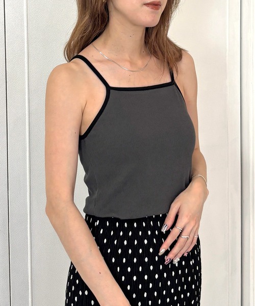 ISOOK（アイスー）の「【ISOOK / アイスー】配色カップ付きリブキャミソール / パイピング インナー カップ付きキャミソール リブタンク ブラトップ ZOZOTOWN限定（キャミソール・レディース・チャコール/ホワイト・FREE）」の5枚目の写真