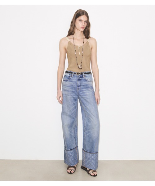 TORY BURCH(トリーバーチ)の「コントラスト カフ ストレートレッグ ジーンズ(デニムパンツ・レディース・ライトインディゴブルー・25inch/26inch)」の2枚目の写真
