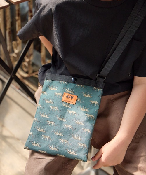 GLOBAL WORK(グローバルワーク)の「Kiu k233/サコッシュ/806446(ショルダーバッグ・キッズ・レオパード/ホワイト系その他/グリーン系その他6・FREE)」の1枚目の写真