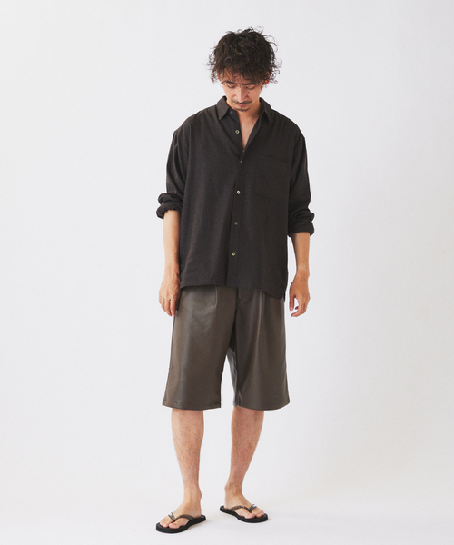 JOURNAL STANDARD relume(ジャーナルスタンダード レリューム)の「フェイクレザー ワイドイージー ショーツ(その他パンツ・メンズ・ブラック/ブラウン系その他・LARGE/MEDIUM)」の3枚目の写真