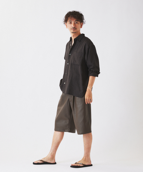 JOURNAL STANDARD relume(ジャーナルスタンダード レリューム)の「フェイクレザー ワイドイージー ショーツ(その他パンツ・メンズ・ブラック/ブラウン系その他・LARGE/MEDIUM)」の4枚目の写真