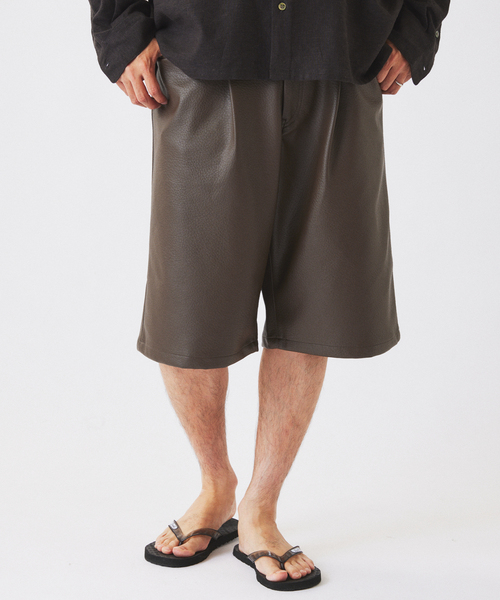 JOURNAL STANDARD relume(ジャーナルスタンダード レリューム)の「フェイクレザー ワイドイージー ショーツ(その他パンツ・メンズ・ブラック/ブラウン系その他・LARGE/MEDIUM)」の5枚目の写真