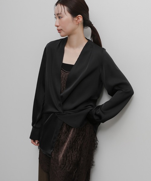select MOCA Et（セレクトモカエト）の「【Et】Satain Twist Drape Blouse（シャツ/ブラウス・レディース・ブラウン/ブラック/アイボリー・FREE）」の2枚目の写真