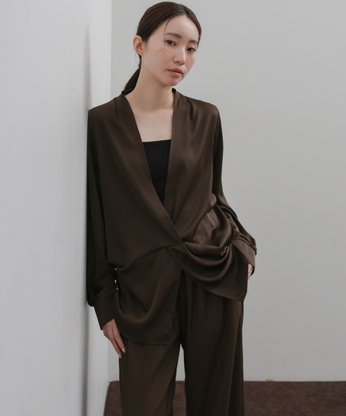 select MOCA Et（セレクトモカエト）の「【Et】Satain Twist Drape Blouse（シャツ/ブラウス・レディース・ブラウン/ブラック/アイボリー・FREE）」の7枚目の写真
