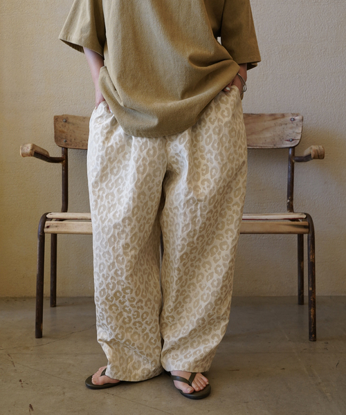 JOURNAL STANDARD LUXE（ジャーナルスタンダード　ラックス）の「ダブルJQレオパ イージーパンツ（その他パンツ・レディース・チャコールグレー/アイボリー・FREE）」の2枚目の写真