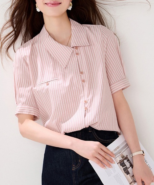 ReRe(リリ)の「アシンメトリー襟ストライプ半袖シャツ(シャツ/ブラウス・レディース・ピンク・MEDIUM/X-LARGE/LARGE)」の1枚目の写真