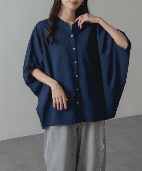 refinedworks(リファインドワークス)の「【refinedworks】サッカー 素材 バンドカラー ブラウス(シャツ/ブラウス・レディース・ネイビー/パープル/グリーン・FREE)」の1枚目の写真