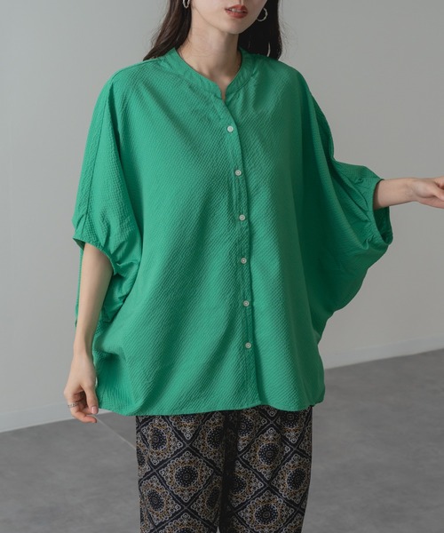 refinedworks(リファインドワークス)の「【refinedworks】サッカー 素材 バンドカラー ブラウス(シャツ/ブラウス・レディース・ネイビー/パープル/グリーン・FREE)」の2枚目の写真