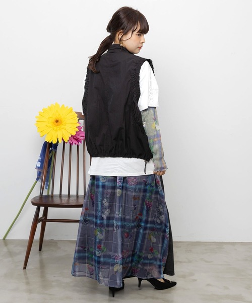 iS ScoLar(イズスカラー)の「562255:ティータイムとお花刺繍 綿ナイロンベスト(ベスト・レディース・ベージュ/ブラック・M)」の15枚目の写真