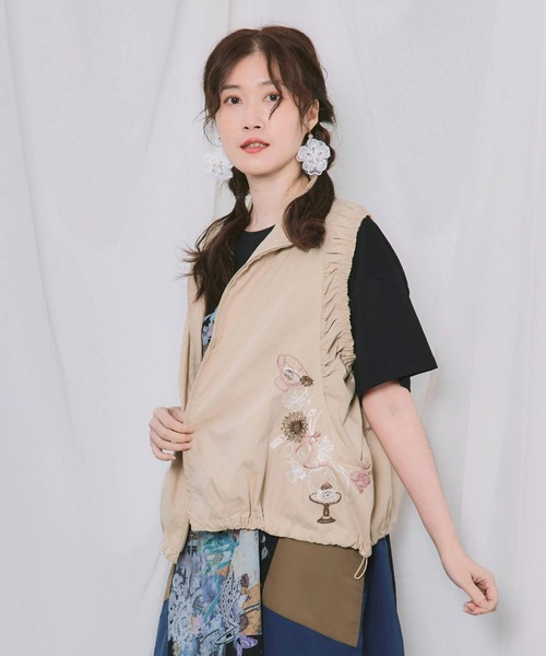 iS ScoLar(イズスカラー)の「562255:ティータイムとお花刺繍 綿ナイロンベスト(ベスト・レディース・ベージュ/ブラック・M)」の19枚目の写真