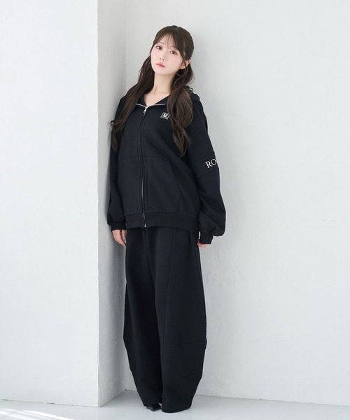 Rose Muse(ロゼミューズ)の「Back embroidery barrel pants(スウェットパンツ・レディース・ブラック/アッシュ・MEDIUM/SMALL)」の5枚目の写真
