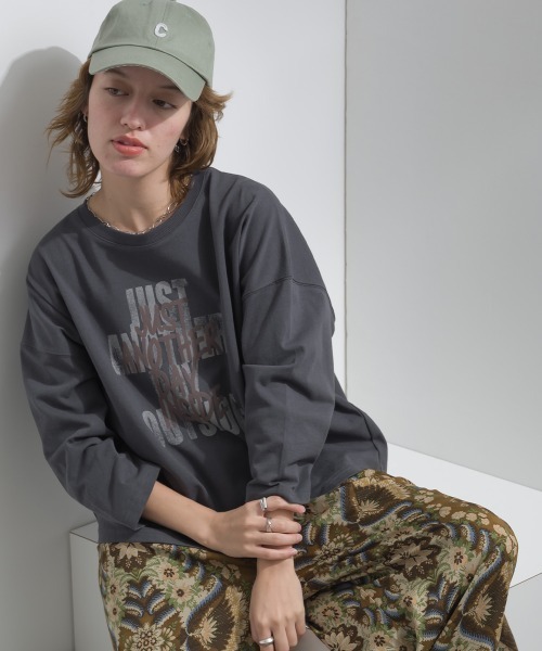 le colis(ルコリ)の「天竺 ロゴ ワイドTEE(Tシャツ/カットソー・レディース・グレイッシュベージュ/ブラウン/チャコールグレー・FREE)」の16枚目の写真