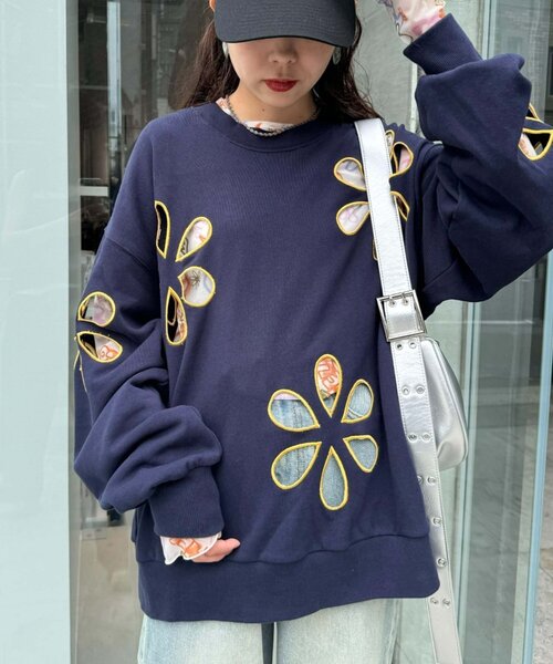 HELLO.SANFRANCISCO(ハローサンフランシスコ)の「【HELLO.SANFRANCISCO】フラワーカットアウトオーバースウェット(スウェット・レディース・ネイビー/アイボリー/ライトグレー/チャコールグレー/ピンク/ブルー・ONE SIZE)」の4枚目の写真