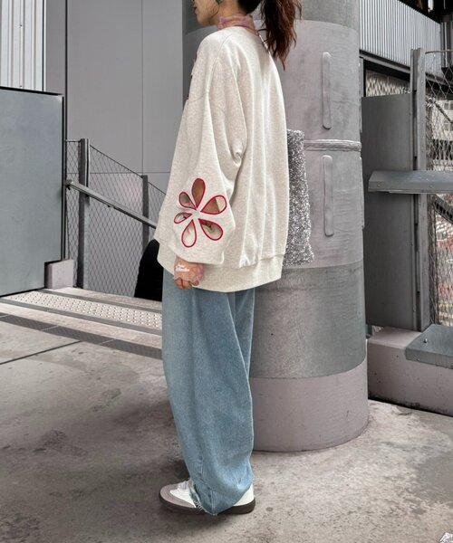 HELLO.SANFRANCISCO(ハローサンフランシスコ)の「【HELLO.SANFRANCISCO】フラワーカットアウトオーバースウェット(スウェット・レディース・ネイビー/アイボリー/ライトグレー/チャコールグレー/ピンク/ブルー・ONE SIZE)」の21枚目の写真