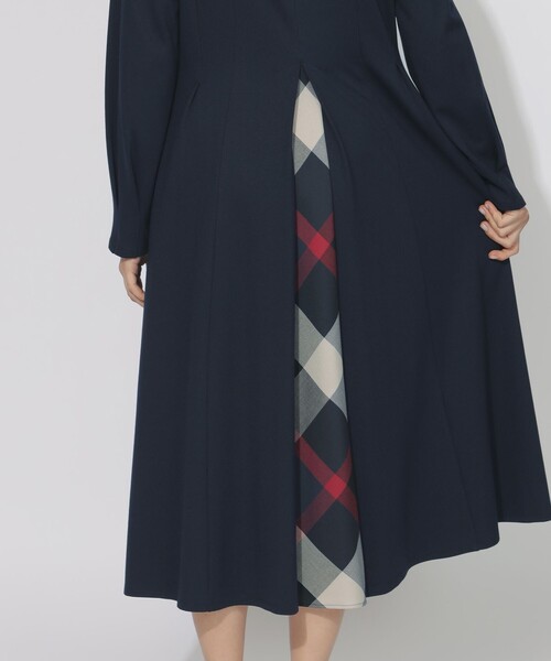 CB CRESTBRIDGE(シービークレストブリッジ)の「バックチェックフレアワンピース(ワンピース・レディース・ダークネイビー/オフホワイト・M/S)」の6枚目の写真