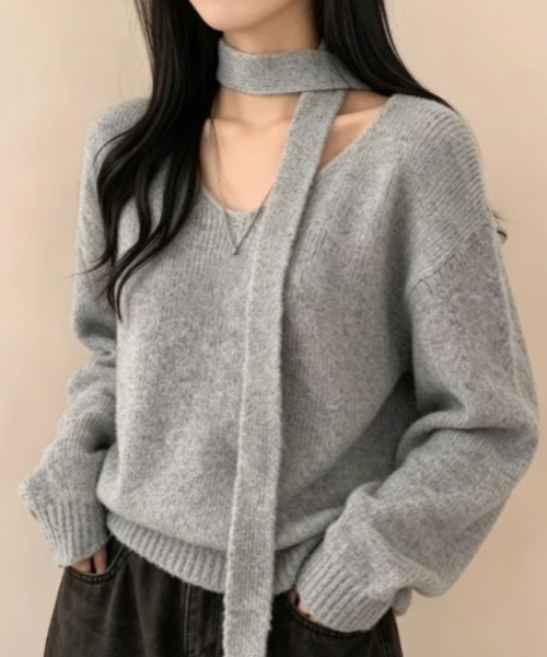 Aelina(エリナ)の「チョーカー風ネックストラップ付きVネックルーズニットトップス(ニット/セーター・レディース・オフホワイト/グレー/ブルー/ピンク・FREE)」の1枚目の写真
