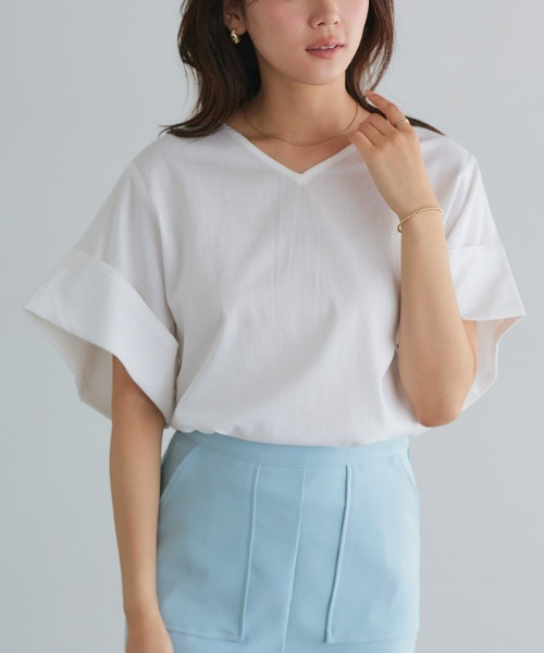 Vネックターンバックブラウス