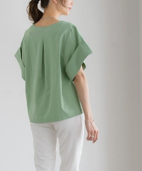 Vネックターンバックブラウス