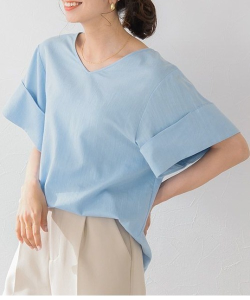 Vネックターンバックブラウス