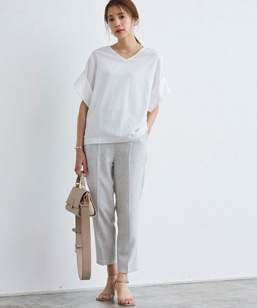 Vネックターンバックブラウス