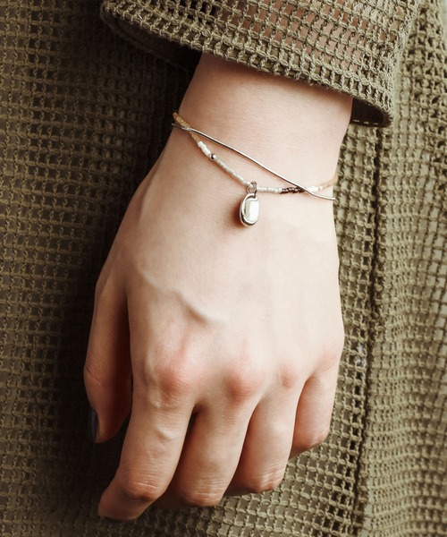 GOLDY（ゴールディ）の「カラー ビーズ × ポイント メタル レイヤード ブレスレット（ブレスレット・レディース・ホワイト/ライトグレー/ブラック/ライトピンク・FREE）」の4枚目の写真