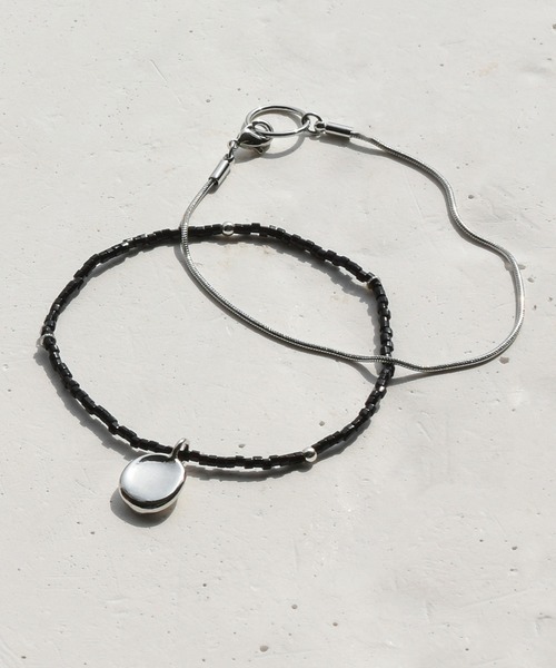 GOLDY（ゴールディ）の「カラー ビーズ × ポイント メタル レイヤード ブレスレット（ブレスレット・レディース・ホワイト/ライトグレー/ブラック/ライトピンク・FREE）」の3枚目の写真