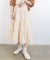 風にゆられるティアードロングスカート