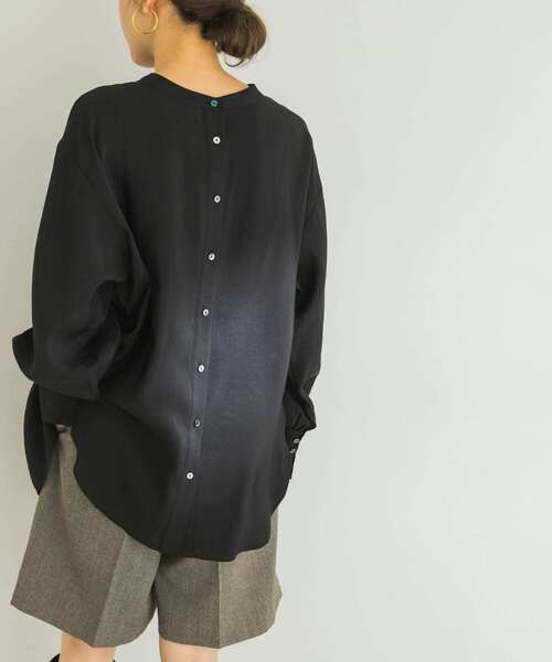 URBAN RESEARCH（アーバンリサーチ）の「前後2wayギャザーブラウス（Tシャツ/カットソー・レディース・オフホワイト/ブラック・FREE）」の2枚目の写真