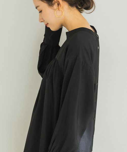 URBAN RESEARCH（アーバンリサーチ）の「前後2wayギャザーブラウス（Tシャツ/カットソー・レディース・オフホワイト/ブラック・FREE）」の3枚目の写真