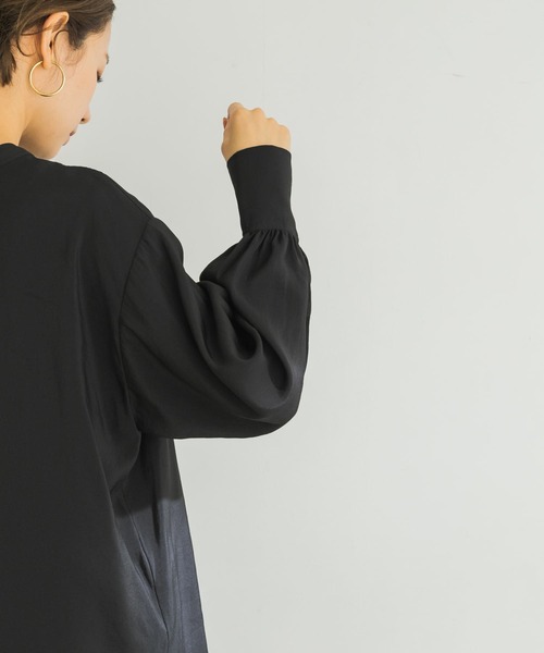 URBAN RESEARCH（アーバンリサーチ）の「前後2wayギャザーブラウス（Tシャツ/カットソー・レディース・オフホワイト/ブラック・FREE）」の5枚目の写真