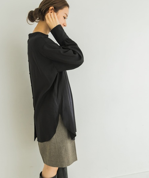 URBAN RESEARCH（アーバンリサーチ）の「前後2wayギャザーブラウス（Tシャツ/カットソー・レディース・オフホワイト/ブラック・FREE）」の4枚目の写真