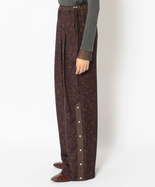 EARIH(アーリ)の「EARIH(アーリ)FLOWER PRINT WIDE PANTS/PD2006(その他パンツ・レディース・ブラウン・38)」の3枚目の写真