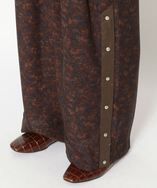 EARIH(アーリ)の「EARIH(アーリ)FLOWER PRINT WIDE PANTS/PD2006(その他パンツ・レディース・ブラウン・38)」の6枚目の写真
