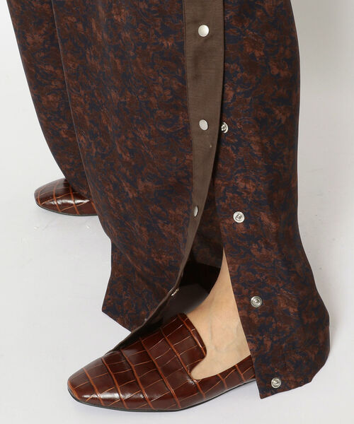 EARIH(アーリ)の「EARIH(アーリ)FLOWER PRINT WIDE PANTS/PD2006(その他パンツ・レディース・ブラウン・38)」の5枚目の写真