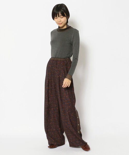 EARIH(アーリ)の「EARIH(アーリ)FLOWER PRINT WIDE PANTS/PD2006(その他パンツ・レディース・ブラウン・38)」の4枚目の写真
