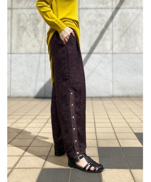 EARIH(アーリ)の「EARIH(アーリ)FLOWER PRINT WIDE PANTS/PD2006(その他パンツ・レディース・ブラウン・38)」の12枚目の写真