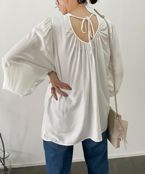 CAPRICIEUX LE'MAGE（カプリシューレマージュ）の「テンセル2WAYパフシャツ（シャツ/ブラウス・レディース・ホワイト/ブラック/グレイッシュベージュ・FREE）」の2枚目の写真