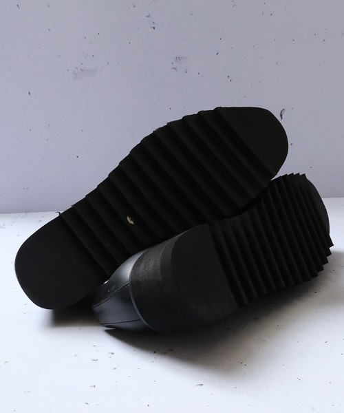 SPINNS(スピンズ)の「フェイクレザーシャークソール3ホールブーツ(ブーツ・メンズ・ブラック・27cm/26cm)」の4枚目の写真