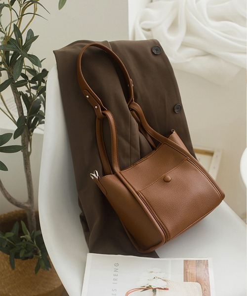 me+em select（ミームセレクト）の「【 ポーチ付き 】4wayフェイクレザースクエアバッグ（ショルダーストラップ付属）（ショルダーバッグ・レディース・ブラック/ベージュ/ブラウン/カーキ/ブルー・FREE）」の4枚目の写真