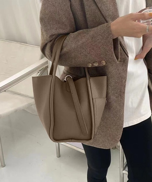 me+em select（ミームセレクト）の「【 ポーチ付き 】4wayフェイクレザースクエアバッグ（ショルダーストラップ付属）（ショルダーバッグ・レディース・ブラック/ベージュ/ブラウン/カーキ/ブルー・FREE）」の6枚目の写真