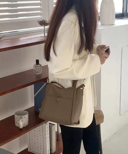 me+em select（ミームセレクト）の「【 ポーチ付き 】4wayフェイクレザースクエアバッグ（ショルダーストラップ付属）（ショルダーバッグ・レディース・ブラック/ベージュ/ブラウン/カーキ/ブルー・FREE）」の11枚目の写真