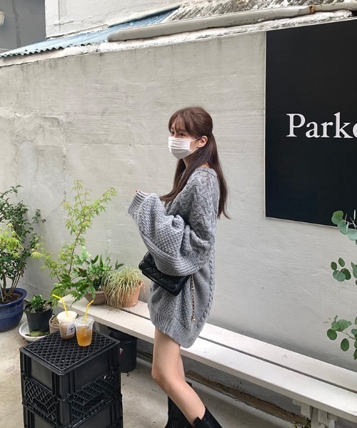 by muni:r(バイ ムニール)の「ルーズフィットワッフルラウンドネックニット(ニット/セーター・レディース・ブラック/グレー/アイボリー・FREE)」の4枚目の写真