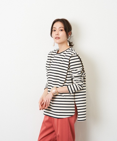 HERENCIA(ヘレンチア)の「ショルダー タック デザイン ボーダー ロングスリーブ(Tシャツ/カットソー・レディース・ホワイト×ピンク/ホワイト×ブルー/ブラック×ホワイト/ホワイト×ブラック/ブラウン系その他・MEDIUM)」の2枚目の写真