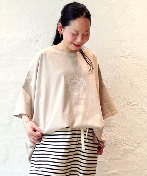 JOURNAL STANDARD LUXE(ジャーナルスタンダード ラックス)の「【TICCA/ティッカ】 SQUARE PRINT TEE(Tシャツ/カットソー・レディース・ベージュ・FREE)」の1枚目の写真