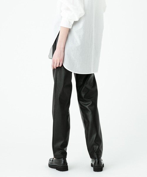 allureville（アルアバイル）の「フェイクレザーテーパードパンツ（その他パンツ・レディース・ブラック/キャメル・1/2）」の22枚目の写真