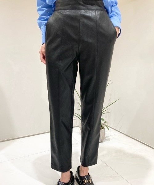 allureville（アルアバイル）の「フェイクレザーテーパードパンツ（その他パンツ・レディース・ブラック/キャメル・1/2）」の10枚目の写真