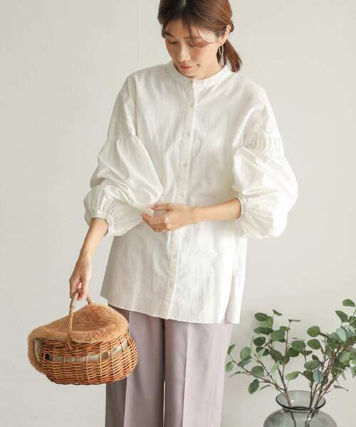 URBAN RESEARCH DOORS（アーバンリサーチドアーズ）の「ギャザースリーブブラウス（シャツ/ブラウス・レディース・オフホワイト/ブラック/ベージュ・MEDIUM）」の4枚目の写真