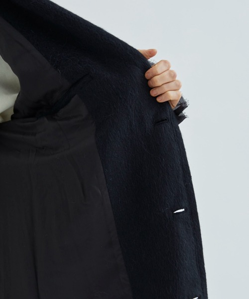 DISCOVERED（ディスカバード）の「STUDIOUS別注 ALPACA SHAGGY LONG COAT（チェスターコート・メンズ・ホワイト/ブラック・1）」の8枚目の写真
